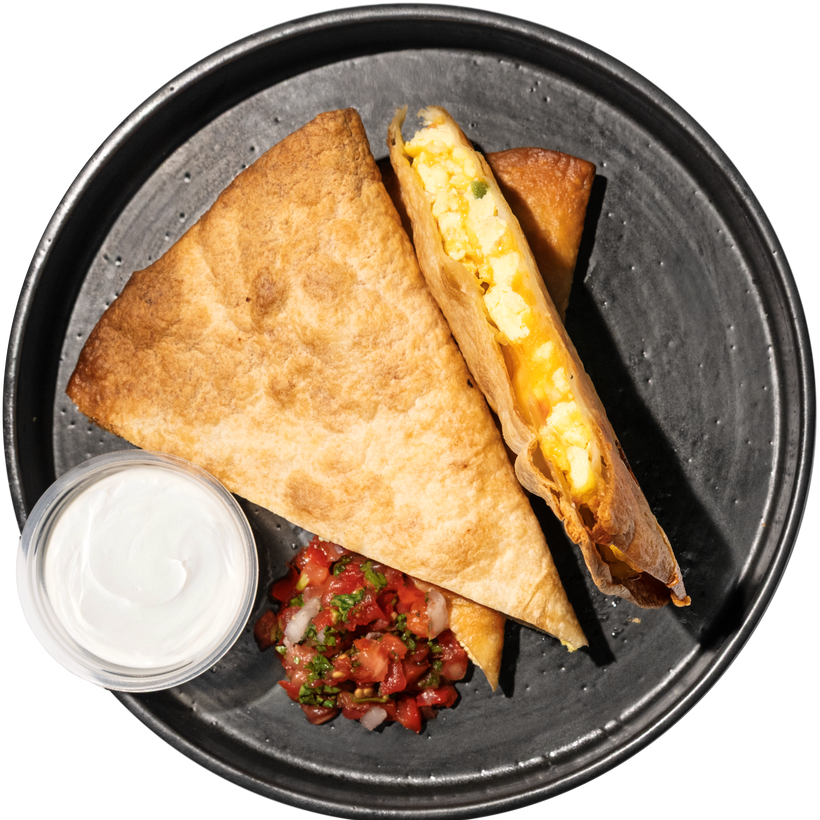 38 - Quesadilla de Desayuno Estilo Suroeste con Pico de Gallo y Crema Agria